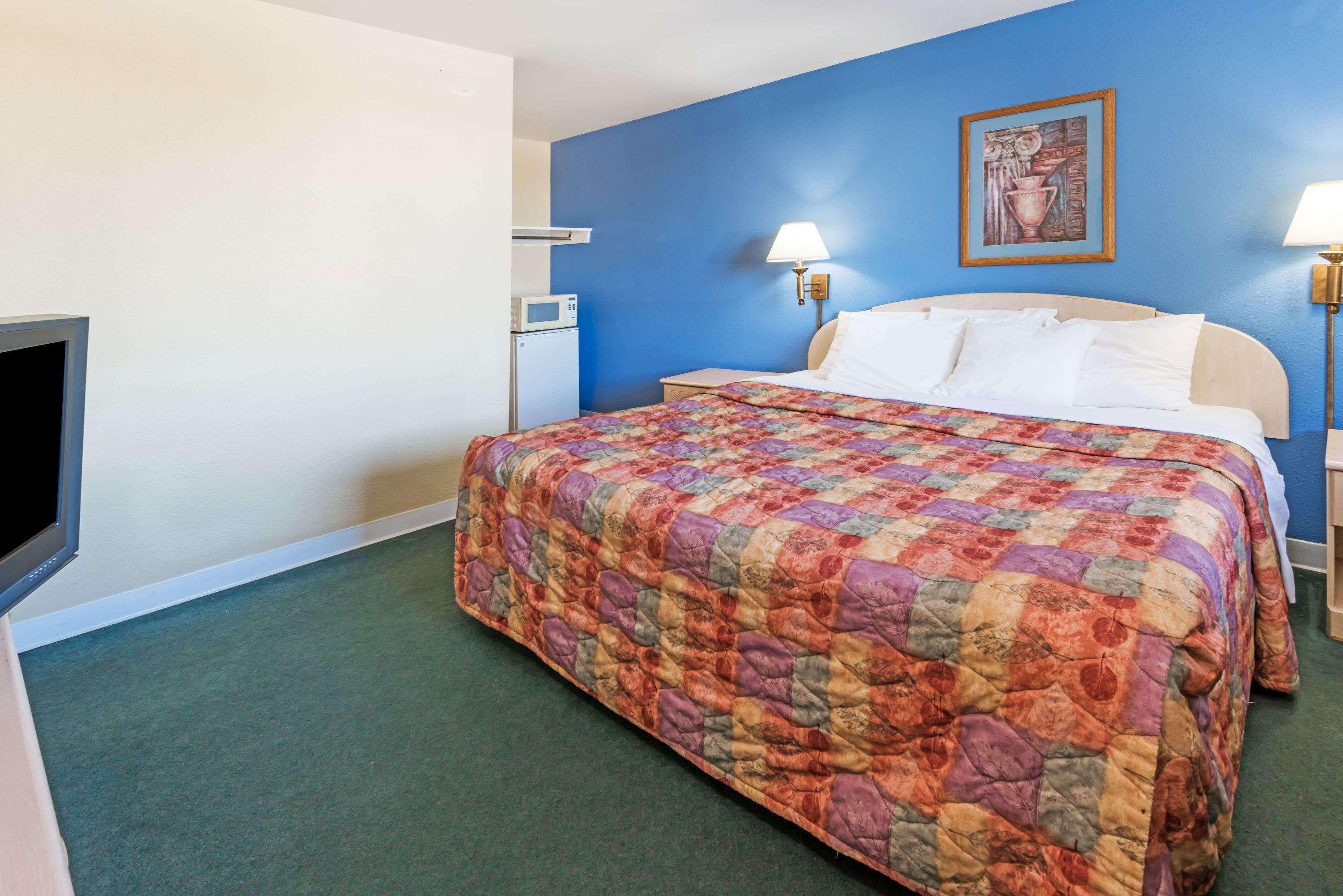 Days Inn By Wyndham Henrietta/Rochester Area Exterior photo