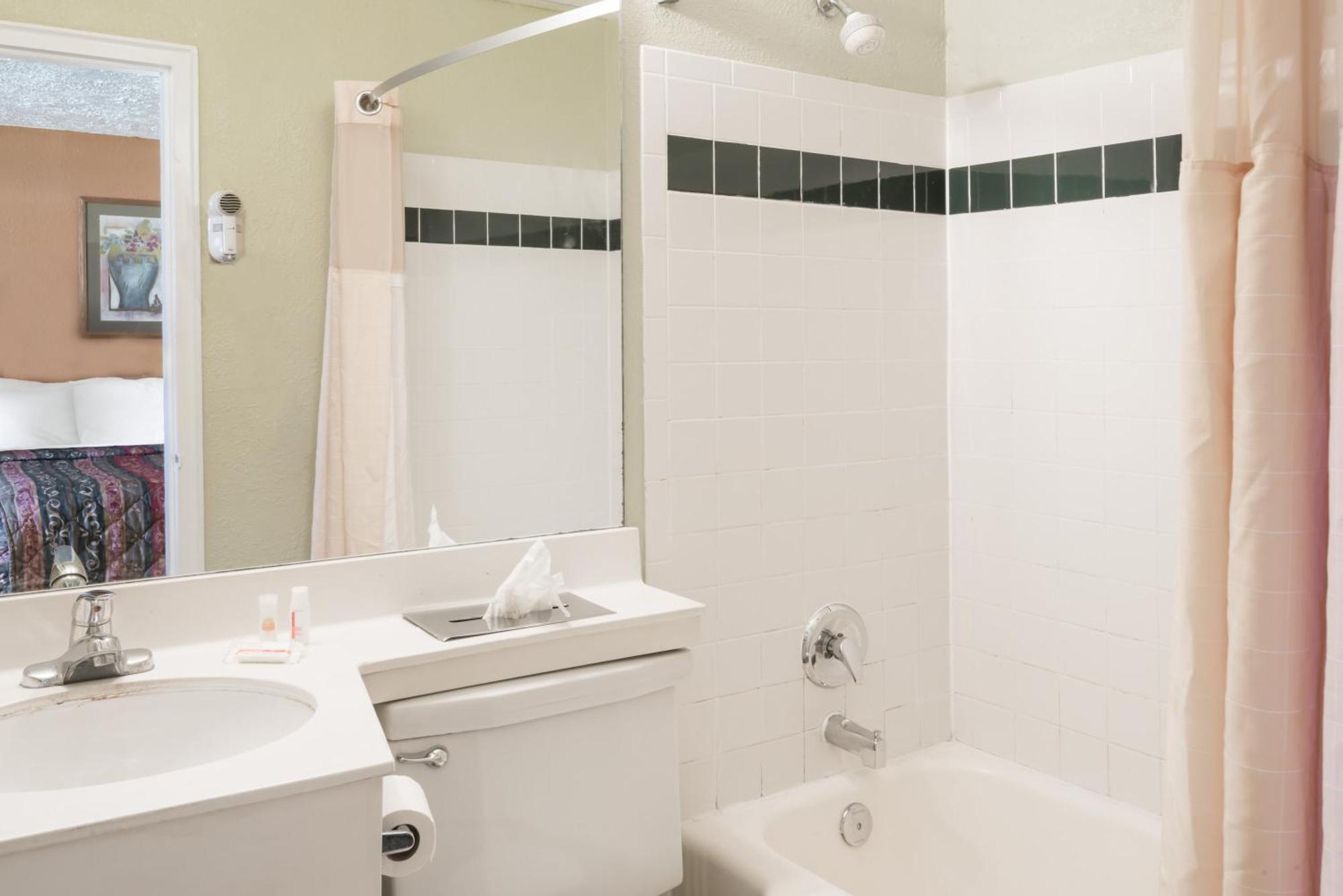 Days Inn By Wyndham Henrietta/Rochester Area Room photo